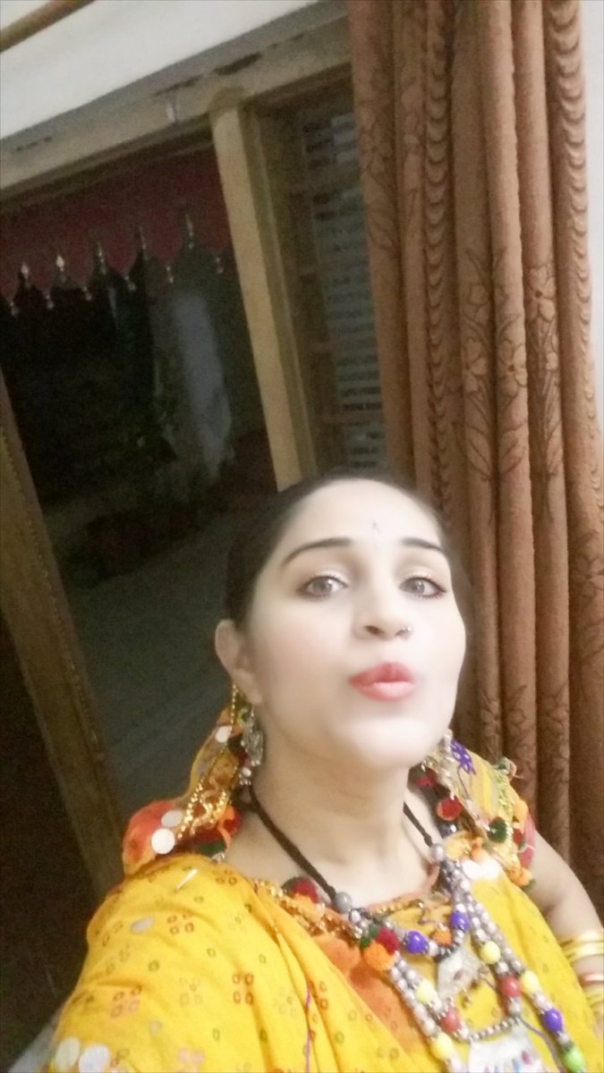 JalpaKshatriya's tweet photo. @IndiaRushStyle #Happynavaratri #IndiaRushStyle #IndiaRush #FestiveWear #AllTheBest #NavratriContest plz check my pic. .yellow chaniya choli #Navratri πππππ https://t.co/dKffjCsLD4