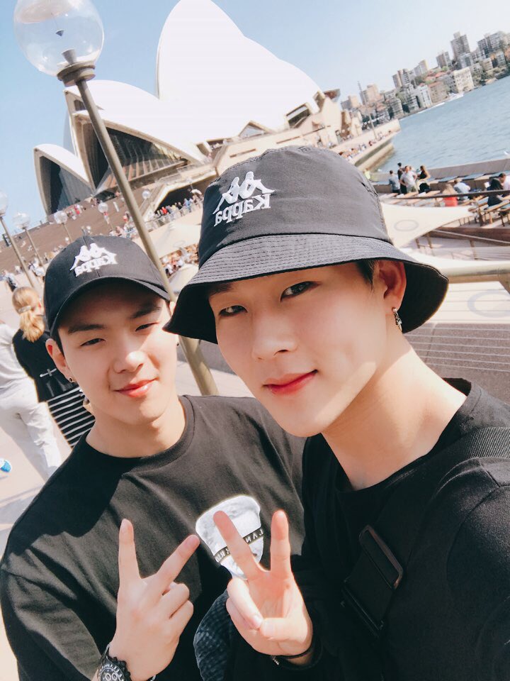 OfficialMONSTAX's tweet photo. [#주헌] 호주 몬베베 안뇽~!!! 우리 잘 도착했어요~ 호주 와서 드디어 시드니 오페라하우스를 ㅎㅎㅎ 몬베베한테도 보여주면 좋을 것 같아서 올려요 https://t.co/nM6zkduw98