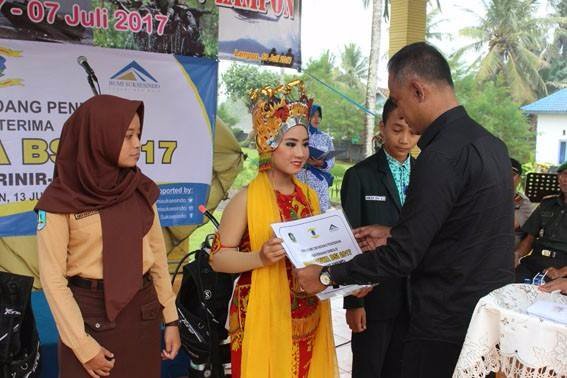 Akronim_adif's tweet photo. Penyerahan beasiswa kepada 42 anak mulai jenjang SD sampai PT dari @BumiSuksesindo
#dispendik
#beasiswa https://t.co/wTwEoxGCGg