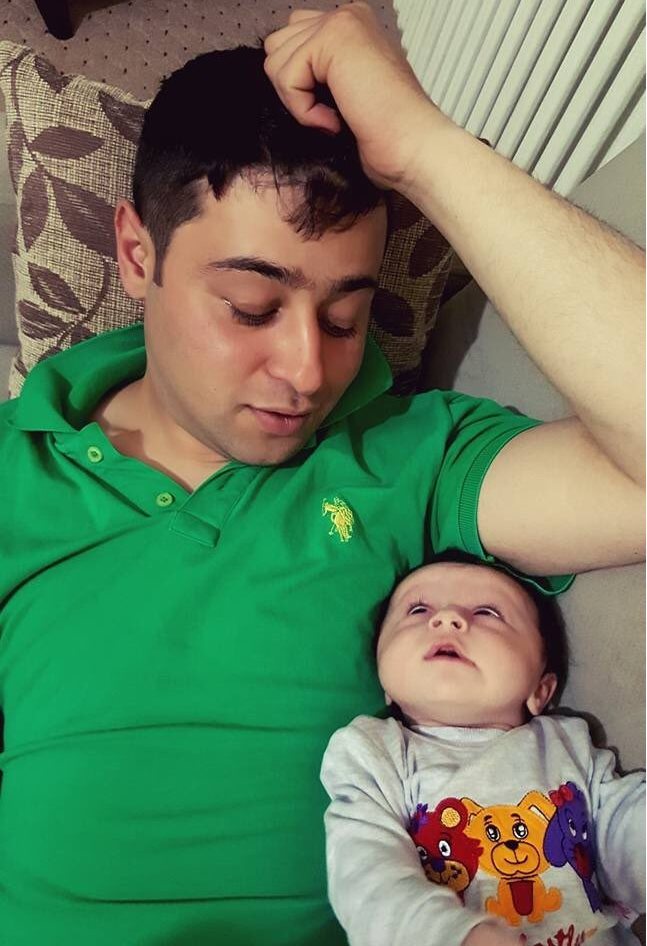 Hakkari/Dağlıca şehidimiz Yasin Özcengiz ve minik yavrusu. Sözün bittiği yer..