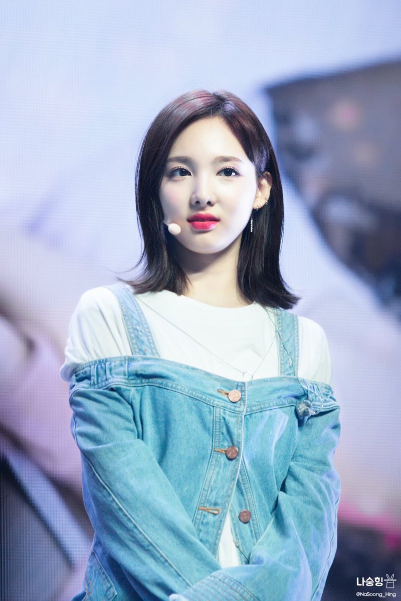 фотки наен. наён из twice. твайс nayeon. наён твайс. наен twice.