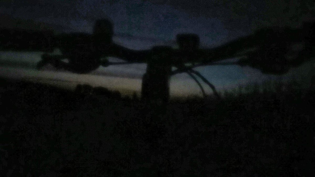 VanderAaStijn's tweet photo. Naar het werk door the middle of nowhere en met de schemering in de verte. #GoWithTheVelo #KBC #WeekvdMobiliteit https://t.co/IZvOSeEK2D