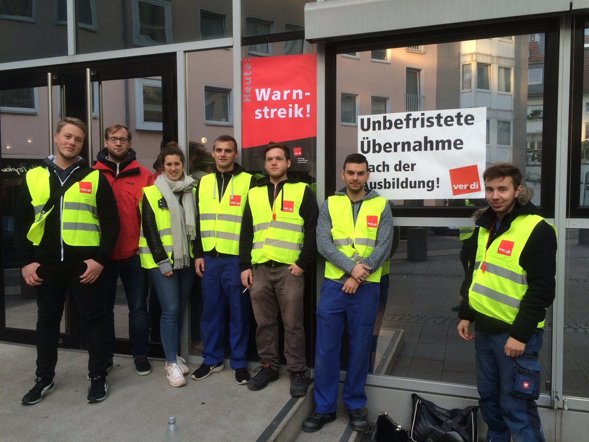 verdi_WDR's tweet photo. Eindrücke vom Warnstreik vor @1LIVE. https://t.co/ZQKefraq1B