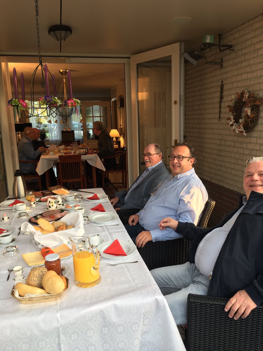 Klaor vur d'n aaftrap: Oelessenaat aan 't ôngkbijt um aansjlóetend op Senaatsreis te gaon....