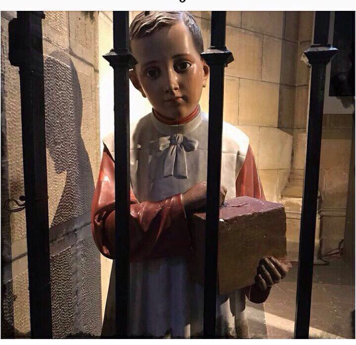 ivmateu's tweet image. ⚠ATENCIÓ⚠

Última hora‼️

Han empresonat a
l'escolanet de la catedral
perquè portava una urna. #1O #MAMBO #1dO