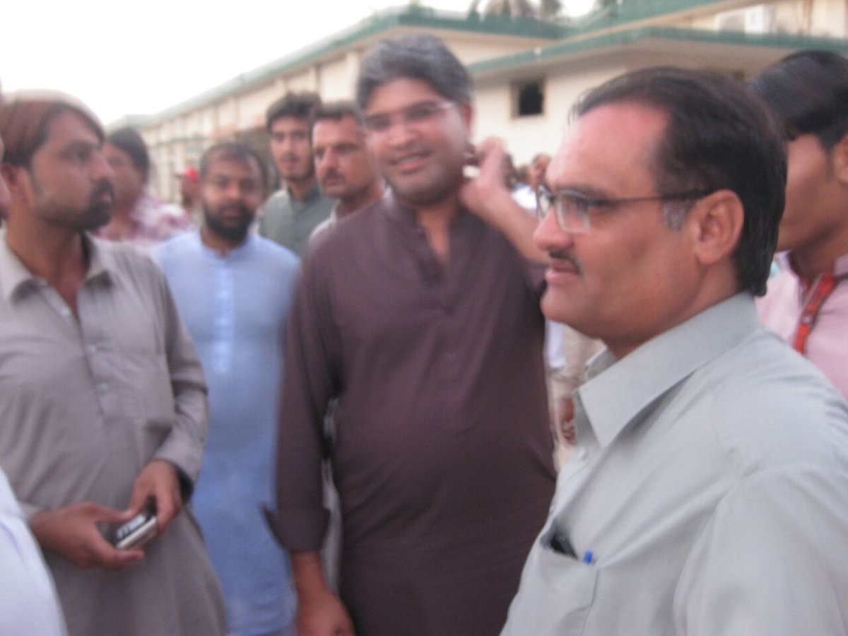 MasoodAhmedPPP's tweet photo. PPP Leader @AdeelAkhtarPPP visited #SocialSecurityHospital at #Ps128 malir inquiry about health of PPP workers https://t.co/uClAEteFxn