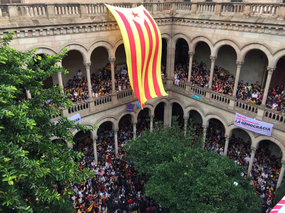 QuicoSalles's tweet photo. La defensa del referèndum ocupa festivament la Universitat de Barcelona https://t.co/fnFLvp84z7