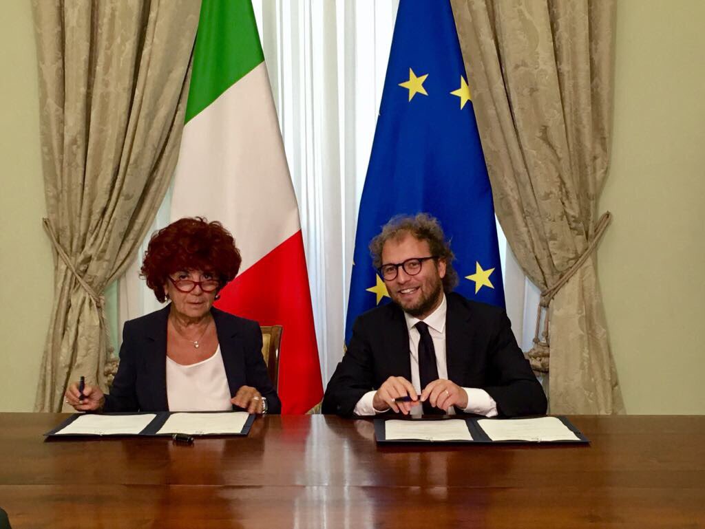 Con <a href="/valeriafedeli/">valeria fedeli</a> abbiamo firmato un protocollo <a href="/MinistroSport/">MinistroSport</a> e <a href="/MiurSocial/">MiurSocial 😷</a> per favorire la "cultura dello sport". m.facebook.com/story.php?stor…