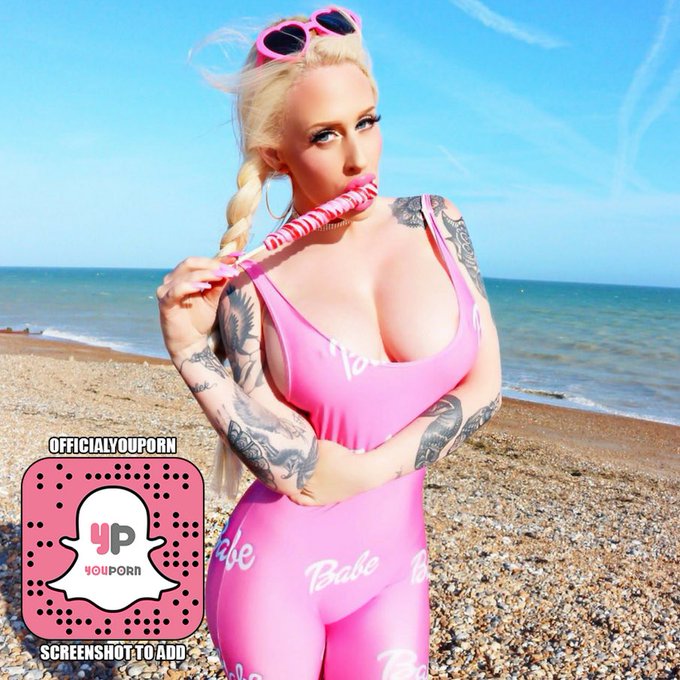 I'm live on @youporn snapchat right now! Come join me guys ??? https://t.co/rQaKqJYqDq