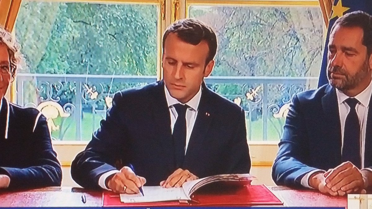 patrickbarrau31's tweet photo. Promesse tenue par @EmmanuelMacron :les 5 ordonnances réforme du code du travail signées ce matin. La transformation de la France en marche https://t.co/PkDj6ZR6l9