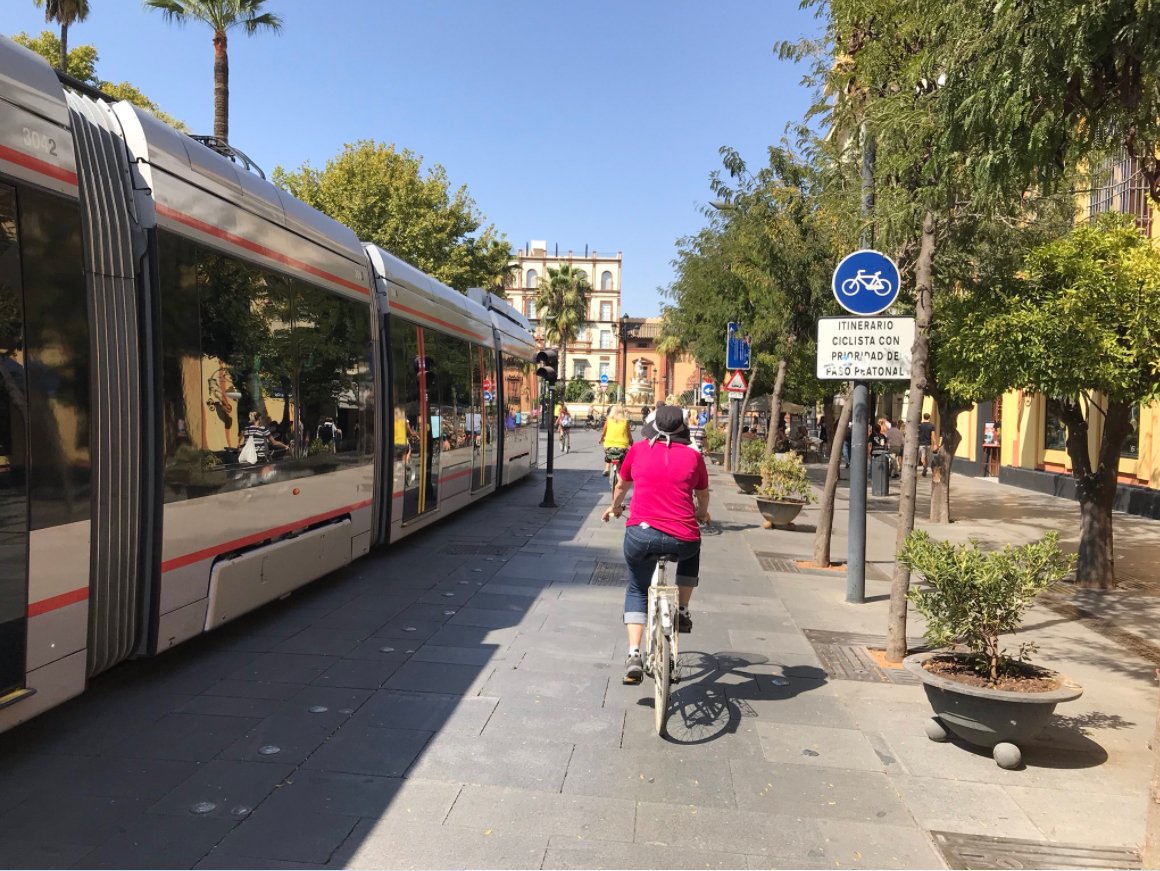 Bicicleto_ZGZ's tweet image. Sevilla: bicis+tranvía sí.
Zaragoza: bicis+tranvía no.
¿Tan distintos somos?
@teresica_ 
@zgzciudadana 
@PedaleaZaragoza 
@ZgzEndosruedas