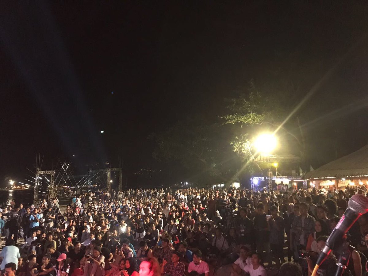 Crowd when <a href="/DUADRUM/">duadrum</a> perform at <a href="/Senggigi_Jazz/">Senggigi Sunset Jazz</a> #SenggigiSunsetJazz