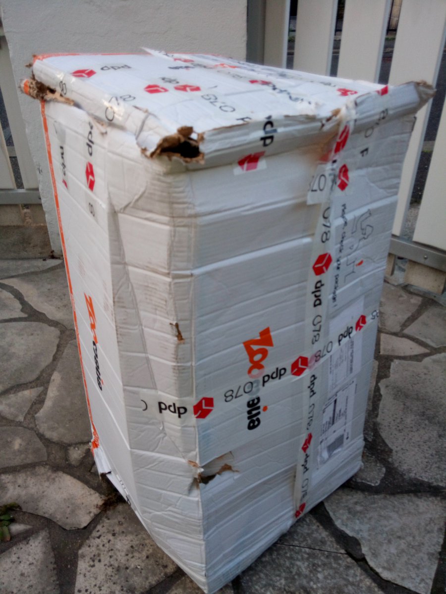 aurelien_CR's tweet photo. @DPD_Fr Vous prenez soin des colis comme personne. Et ça, c'est beau. #SAV #WTF #fail https://t.co/LemX4GvFQX