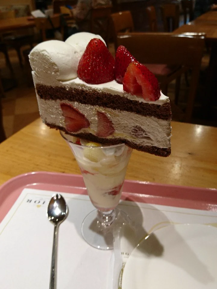 どうしてこうなった…ｗ洋菓子店のケーキパフェが斬新すぎて意味不明ｗｗｗ