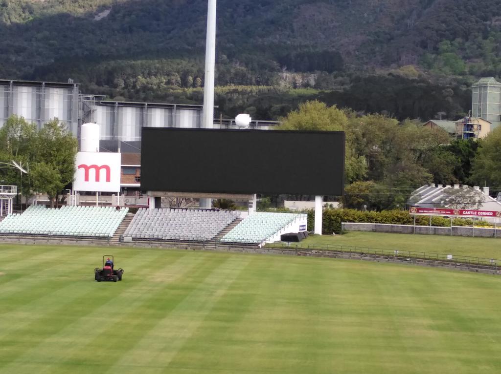 ZubsT12's tweet photo. Loving our new @NewlandsCricket scoreboard.  A good sign of exciting things to come. @BrookeBack13 @ashyp_5 @SBaatjes https://t.co/ZemxM5vWpM