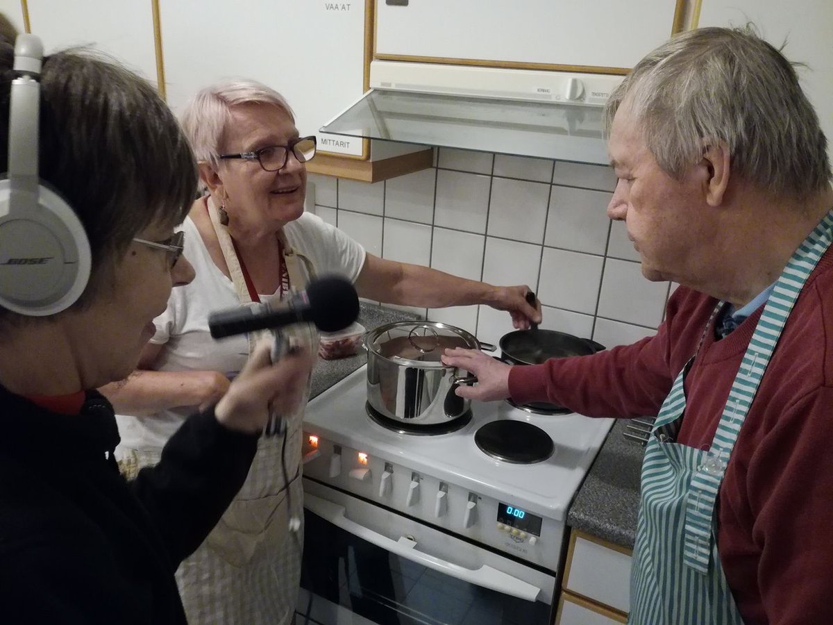 radiovalo's tweet photo. Radio Valon ohjelma-arkistossa syksyn satoa. Minkälaista oli #kaukametsanopisto'n opetuskeittiössä? #radiovalo https://t.co/ThbfCgeukq https://t.co/Ni6ZTiupGK
