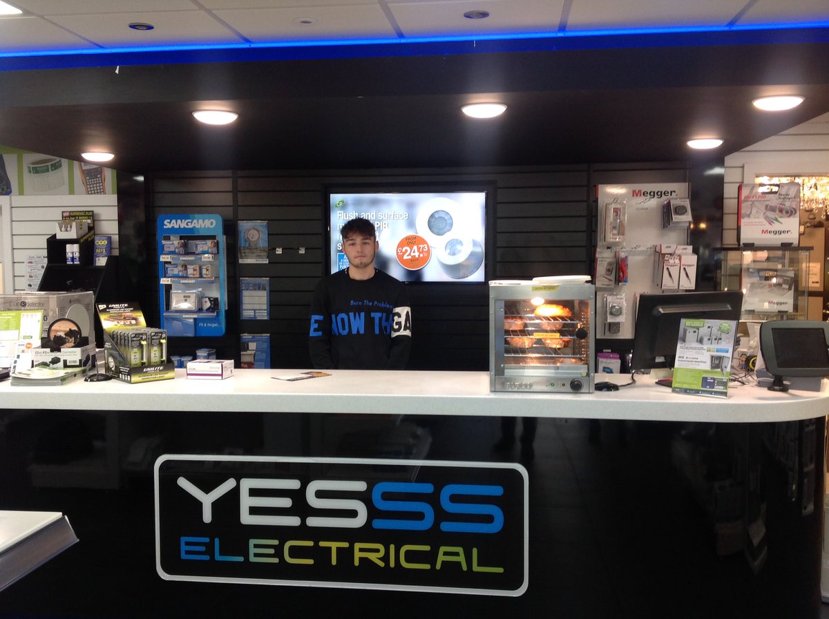JJGreen112's tweet photo. Welcome to Brett, new @YESSS_UK1 #Warehousing #Apprentice
Hope you enjoy your @north_lancs #apprenticeship
#Kendal #Career https://t.co/CoYfc79HeM