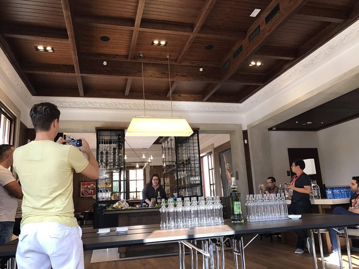 FredCyrusRoeder's tweet photo. "Easy to make - Easy to drink" @LicorsMoya #smd8 @ParkHyatt https://t.co/PWSiPfkBKG