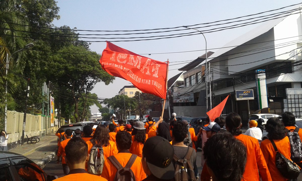 viaductpress's tweet photo. Saat ini mahasiswa Atma Jaya sedang berjalan mengelilingi gedung Kejaksaan Agung dan sekitarnya dalam rangka peringatan Tragedi Semanggi 2 https://t.co/5q7iLss5OD