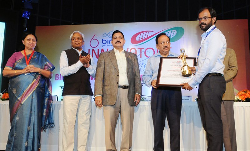 PIBHindi's tweet photo. केंद्रीय मंत्री @drharshvardhan नई दिल्ली में आयोजित #BIRAC #InnovatorsConclave और #BioInnovationFair में पुरस्कार प्रदान करते हुए https://t.co/At3x0yUJNp