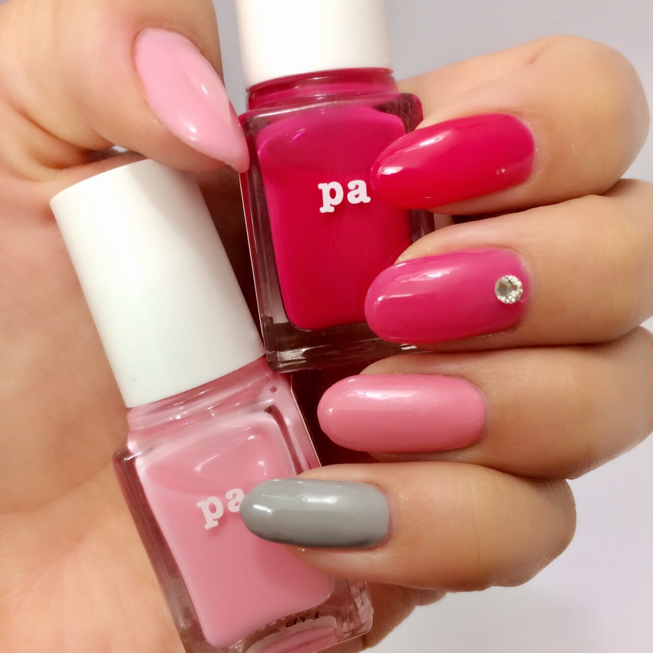 Pa Nail Collective 公式 大人カワイイ ピンクネイル ピンクだけれどカワイイだけじゃない グレー の差し色がポイント 使用アイテム Paネイルカラー 3 93 102 108 177 Paクリスタルストーン Chek02