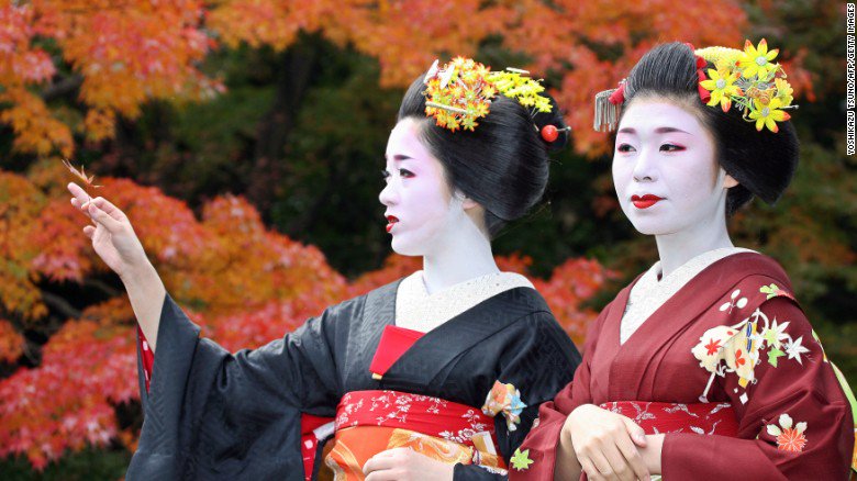 CNN's tweet image. It's the first day of fall! (In the northern hemisphere.) 5 fun facts about the season: cnn.it/2xmYsqc #AutumnEquinox