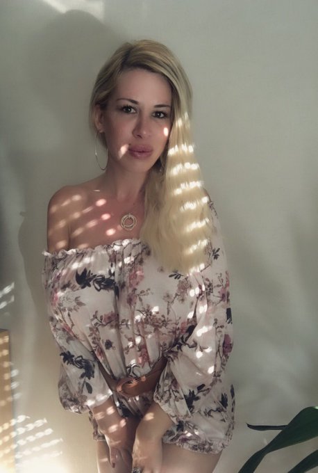 Sonntag geht's nach Berlin ❤️euch einen sch&ouml;nen Tag 😘 https://t.co/tbKdC9EJ5j