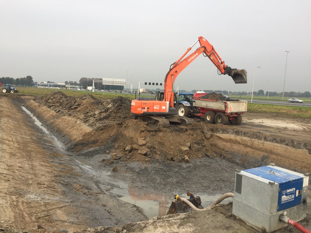 2e fase aanleg watercompensatie #PrimA4a voor SGN in Rijsenhout grondrijden weer opgestart. #topklus #3dgps #3dexcavating #topcon