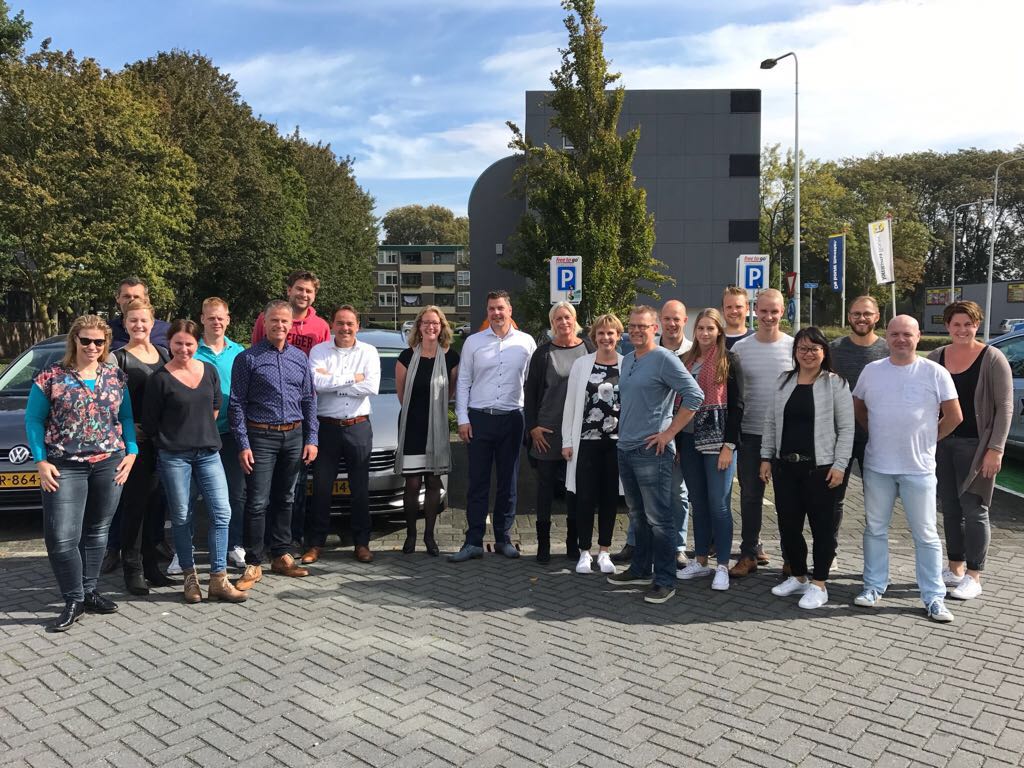 frieslandlease's tweet photo. Een bijzondere opdracht! Fam Pos promoot hun eigen #POSecco wijn de komende tijd in deze opvallende VW Passat: geleverd door Friesland Lease https://t.co/9nbDqWeATu