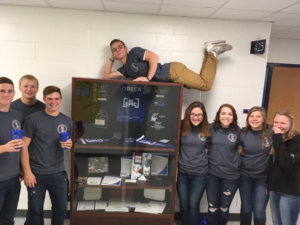 jassendowling's tweet photo. Maple Valley DECA is doing sign ups at lunch join #Deca #Limitless future from #detroit2atlanta #mideca https://t.co/OS9W2JclCD