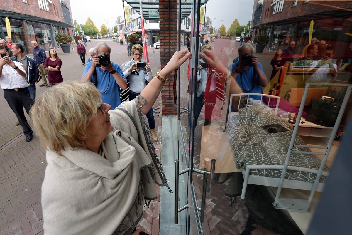 gem_ettenleur's tweet photo. Vanmorgen is de pop-up store over (brand)veilig wonen aan Markthof 21 geopend door de burgemeester (je kunt daar t/m 30 september terecht). https://t.co/3cq5KmXZMp