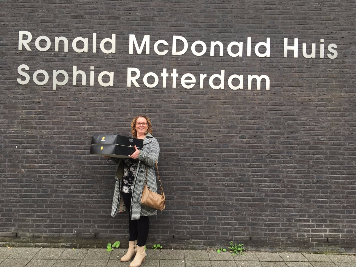 Weggooien... dat doen we niet. <a href="/Heembouw/">Heembouw</a> had koeken over na een feestje #Mathenesserweg. Bewoners van het R.McDonald huis zijn er blij mee!