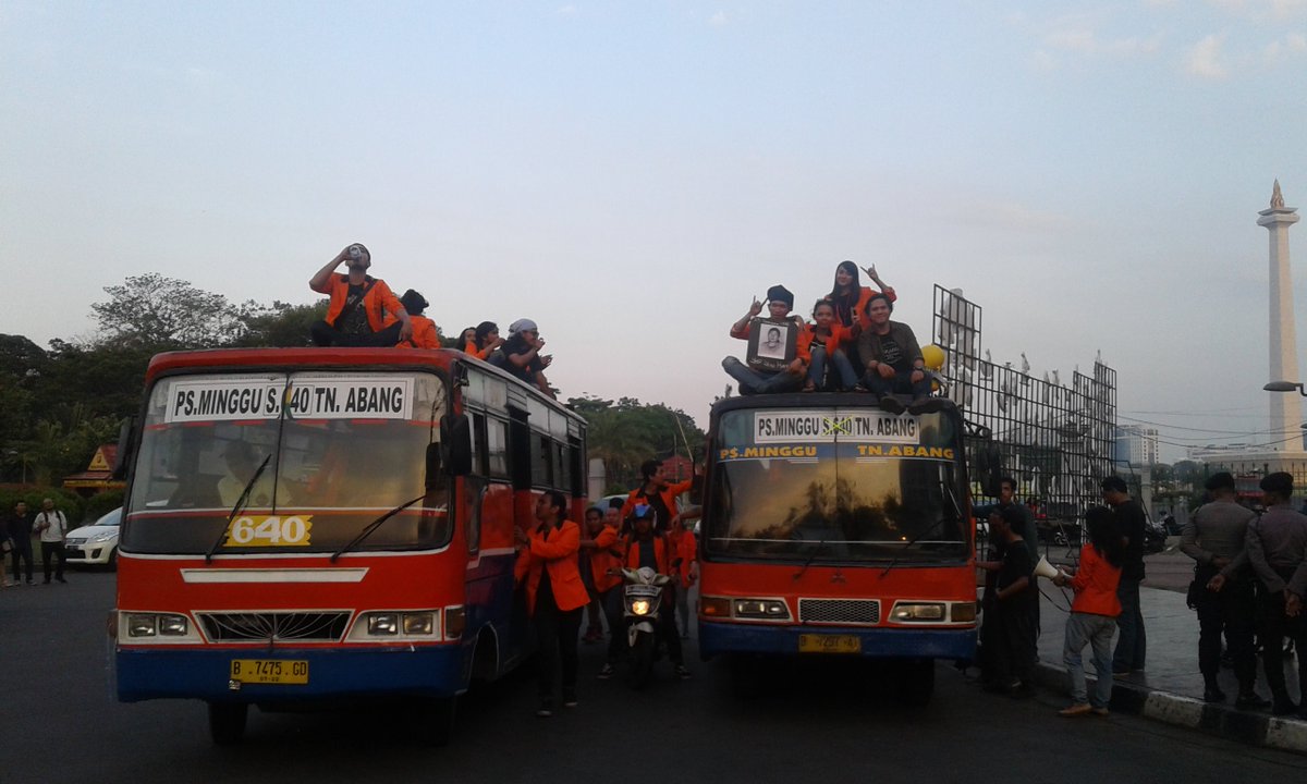 viaductpress's tweet photo. Massa aksi dari Mahasiswa Atma Jaya telah selesai melakukan aksi #Peringatan #TragediSemanggi2 dan kembali menuju kampus Atma Jaya https://t.co/h4GF9UkAkx