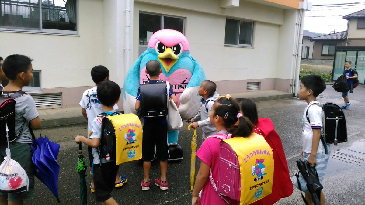 サガン鳥栖公式 今日は唐津市立北波多小学校に行ってきたウィン 小雨が降っていたけどみんな元気に挨拶してくれたウィン 明日のアウェイ 浦和レッズ戦もみんな応援よろしくウィン Sagantosu サガン鳥栖 ウィントス