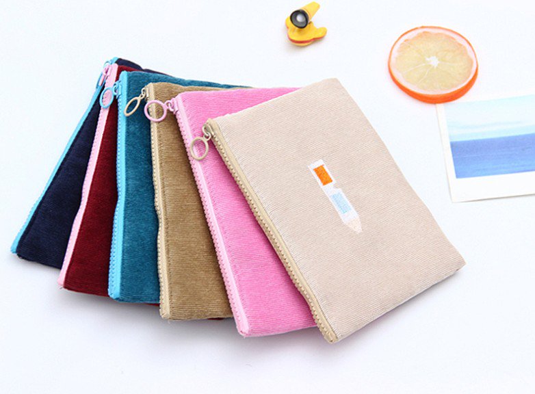 dotmarket_'s tweet image. ❤RT❤
RT해주세요 파우치를 드려요.

[ 📣 *공구* 코듀로이 파우치 ~10.8]

활용도 만점 디자인 만점 파우치
6가지 색상 종류로 준비했습니다

✔ 가격 : 3500 (우포4000)
✔ 공구링크 : naver.me/IxGJfiZl