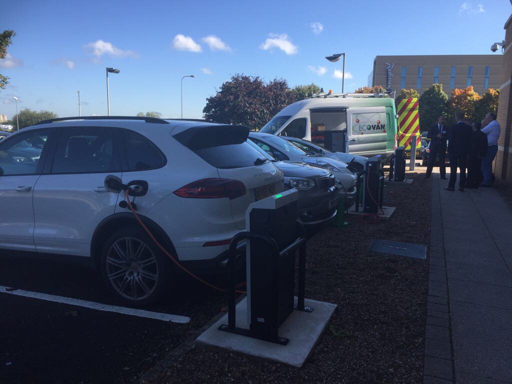gridcustomersuk's tweet photo. There are plenty of electric vehicle drivers at today's East Midlands roundtable event #WPDDSO #wpdfuture #EV https://t.co/RhvKIl6ryu
