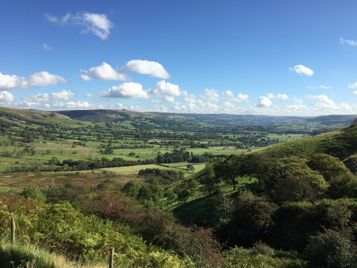 peakdistrict's tweet photo. #CastletonLIVE Same view as earlier, but the cloud has cleared and Castleton looks stunning! @ANDfestival https://t.co/ZdmEbGIIsU
