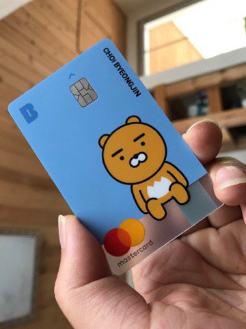 카카오뱅크가 체크카드 디자인이 예쁘고 가입하기 쉽고 쓰기편하고 이자를 많이줘서 가입자들이 폭발적으로 늘었을까? 그건 아닌것 같다. 카카오뱅크에는 눈에 보이지 않는 배려와 공유의 철학이 깃들어 있는 작은 흔적이나마 보이기에 사람들 마음을 흔들었다.