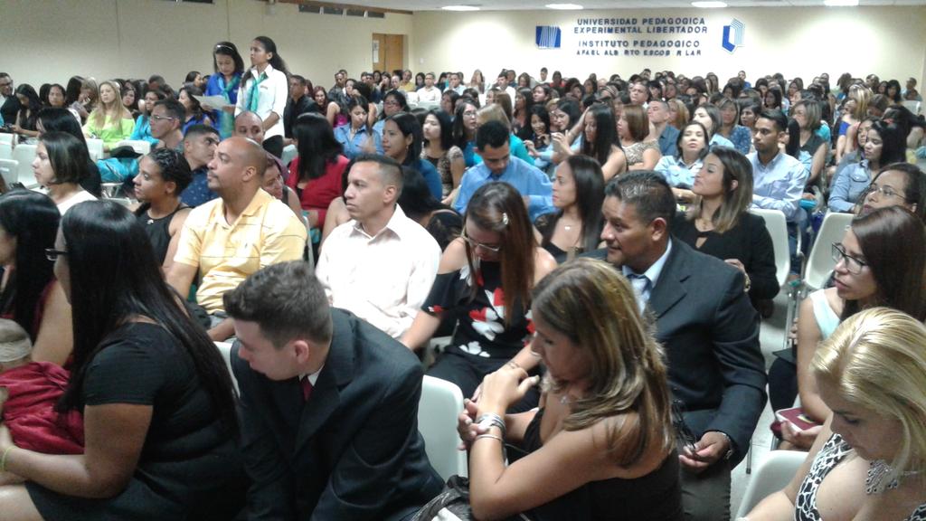 laUPELMaracay's tweet photo. Firma del Libro de la Promoción XL "Dr. Antonio Luis Cárdenas". https://t.co/PnwHVtfizX