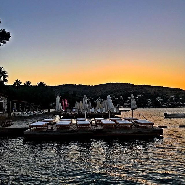 Sunsets are proof that no matter what happens, every day can end beautifully. #flammbodrum