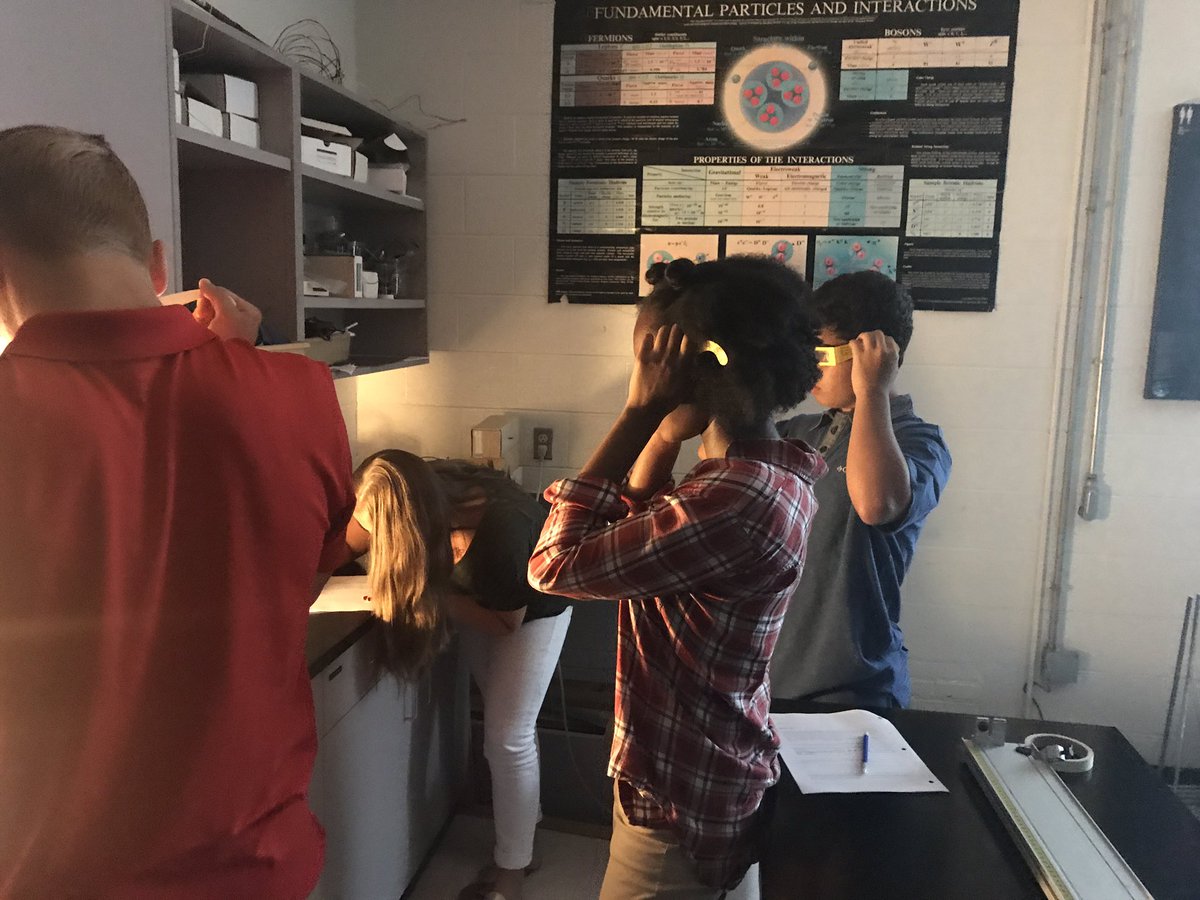 MsFusinaChem's tweet image. Investigating light and color lab ❤️💙💚💡 #Physics #PhysicsFirst #SaintsLearn