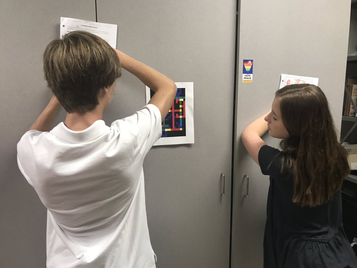 MsFusinaChem's tweet image. Investigating light and color lab ❤️💙💚💡 #Physics #PhysicsFirst #SaintsLearn