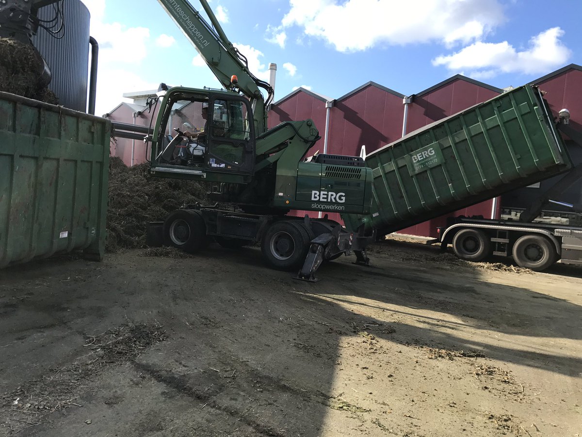 Gisteren hele tuin blad uit de kas gehaald door Nieuwkoop  Vandaag weer sales afgevoerd door Berg <a href="/Ruimtescheppen/">BERG</a>. Ruimt lekker op.