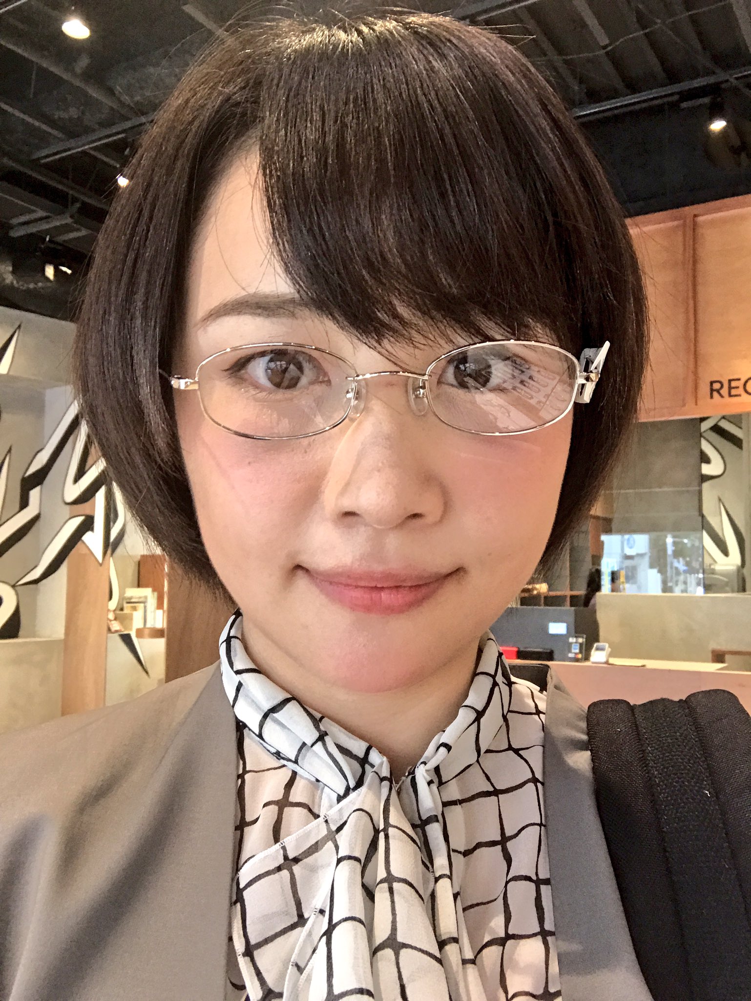 相内優香 テレビ東京アナウンサー むくみが気になるので 今日のwbs はこちらの銀縁メガネで出演しました メガネをかけるだけで 目立たなくなるものなんですね メガネパワー すごい 普段はひどい近視でコンタクトですが 腫れがひくまでお世話になり