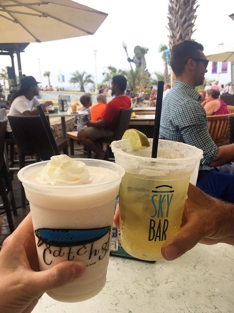catch31's tweet image. No signs of fall around here! Cheers to an endless summer at #Catch31! 
Live music tonight with Steve Archer Band at 7pm! 
(📷:@jadawill)