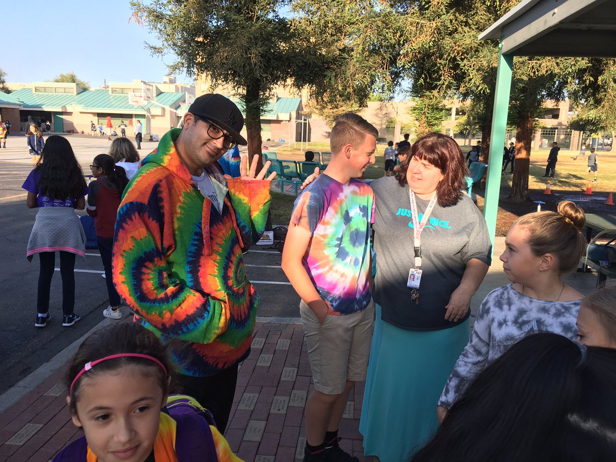 DowntownDragons's tweet photo. Parent involvement rocks at Downtown School! Spirit Week for N8! #teamFACE #teambcsd @NoreenBart @DowntownNguyen @MarkALuque @mags_gubbsm https://t.co/o0baGXFLOx