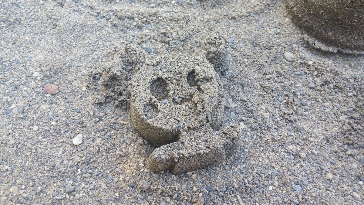 最近の秋めいた写真。
お砂の作品は、どこかの子供ちゃんが作ったやつです?

可愛かったから被写体にいただきました?

ラフの絵は扉絵の案。
2案くらい出してどちらかに決めます。12号は左に決定♪ 