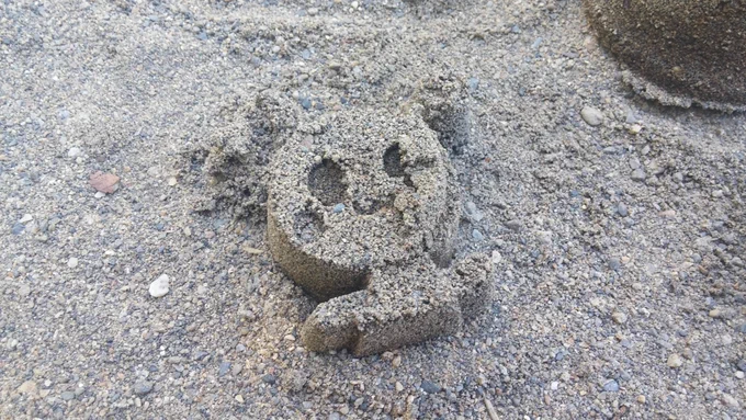 最近の秋めいた写真。
お砂の作品は、どこかの子供ちゃんが作ったやつです?

可愛かったから被写体にいただきました?

ラフの絵は扉絵の案。
2案くらい出してどちらかに決めます。12号は左に決定♪ 