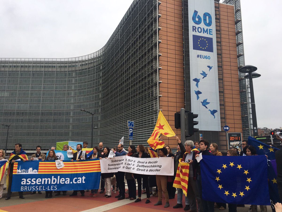 Tercer dia de concentració a Brussel.les. Demanen a Juncker que intervingui. El seu despatx està dalt de tot de l'edifici. <a href="/AncBru/">ANCBrussel·les🎗</a>