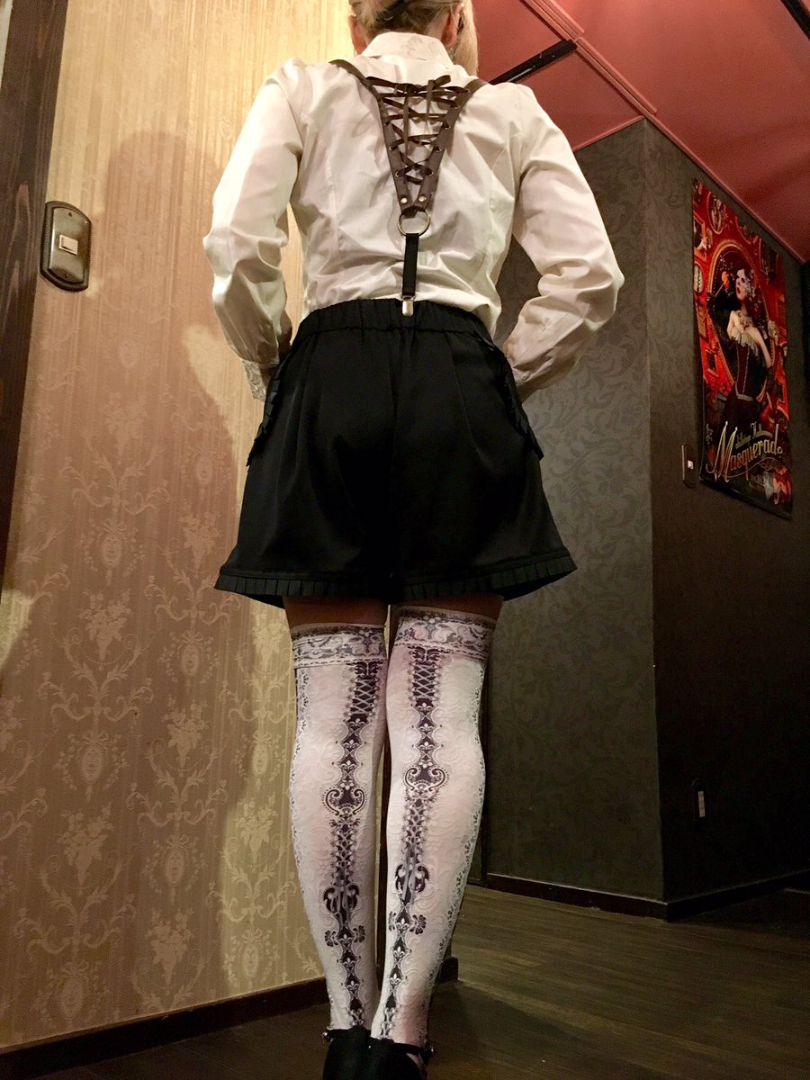 アビエタージュ U Tvitteri コーディネート紹介 胸元のあいたブラウス バックスタイルの編み上げ マニッシュながら ちょっとセクシーな コーデ レースフリルブラウス フリルショートパンツ レースアップサスペンダー Corset Over Knee Socks Side